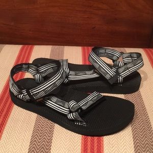 teva campo black and white